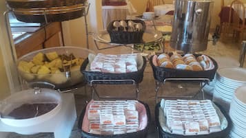 Se ofrece un desayuno bufé (10 EUR por persona)