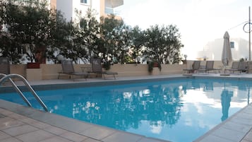 Una piscina cubierta, una piscina al aire libre