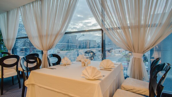 Daily buffet breakfast (UAH 230 per person)