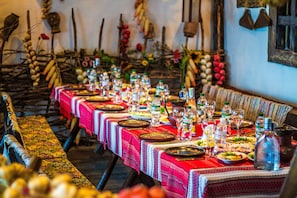 2 restaurants, international cuisine