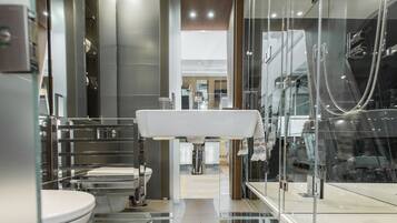 Ático ejecutivo, 1 cama doble, cocina | Ducha del cuarto de baño