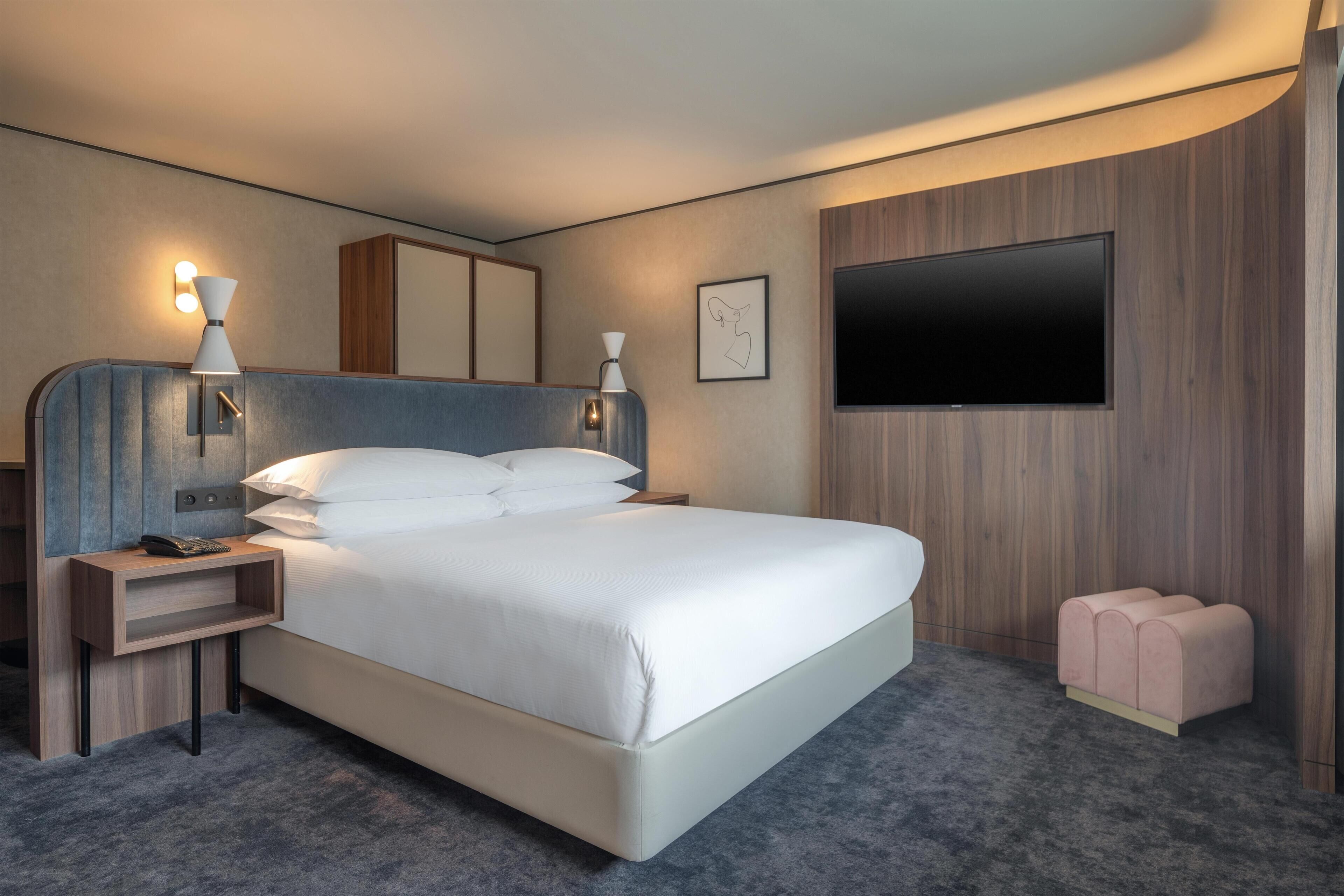 Room, 1 King Bed (Relaxation) | Minibar, in-room safe, desk, soundproofing