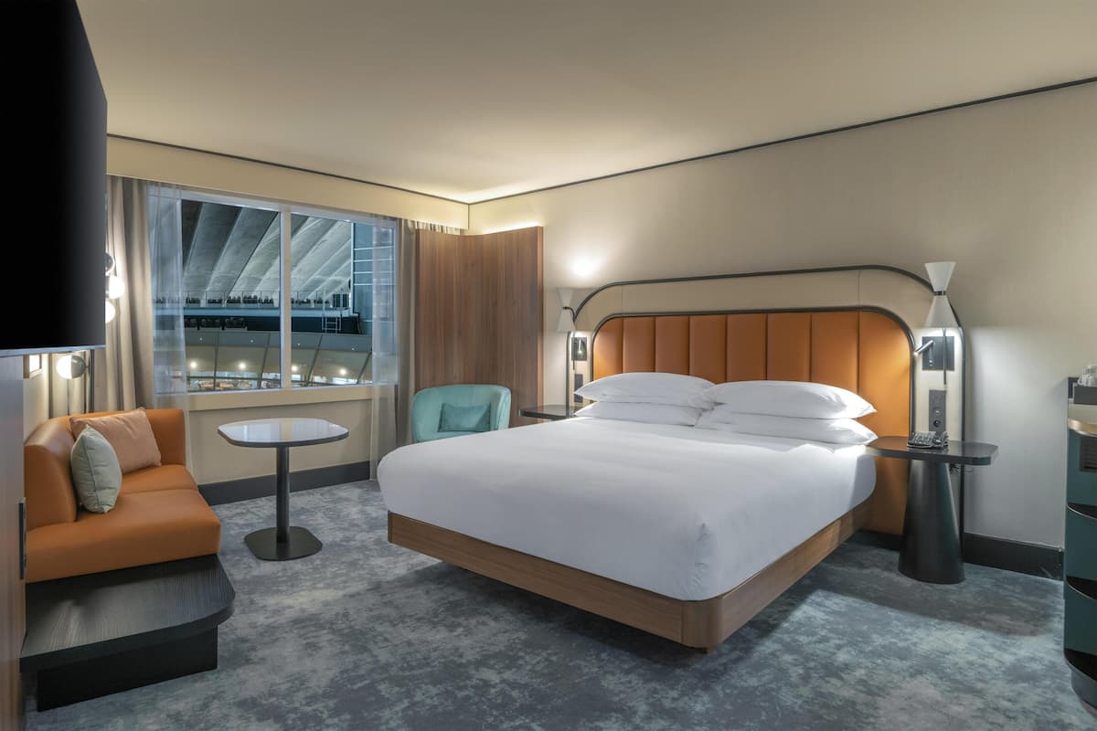 Superior Room, 1 Katil Raja (King) | Bar mini, peti besi dalam bilik, meja, kalis bunyi