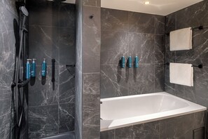 Bañera, artículos de tocador gratuitos, secador de pelo, batas