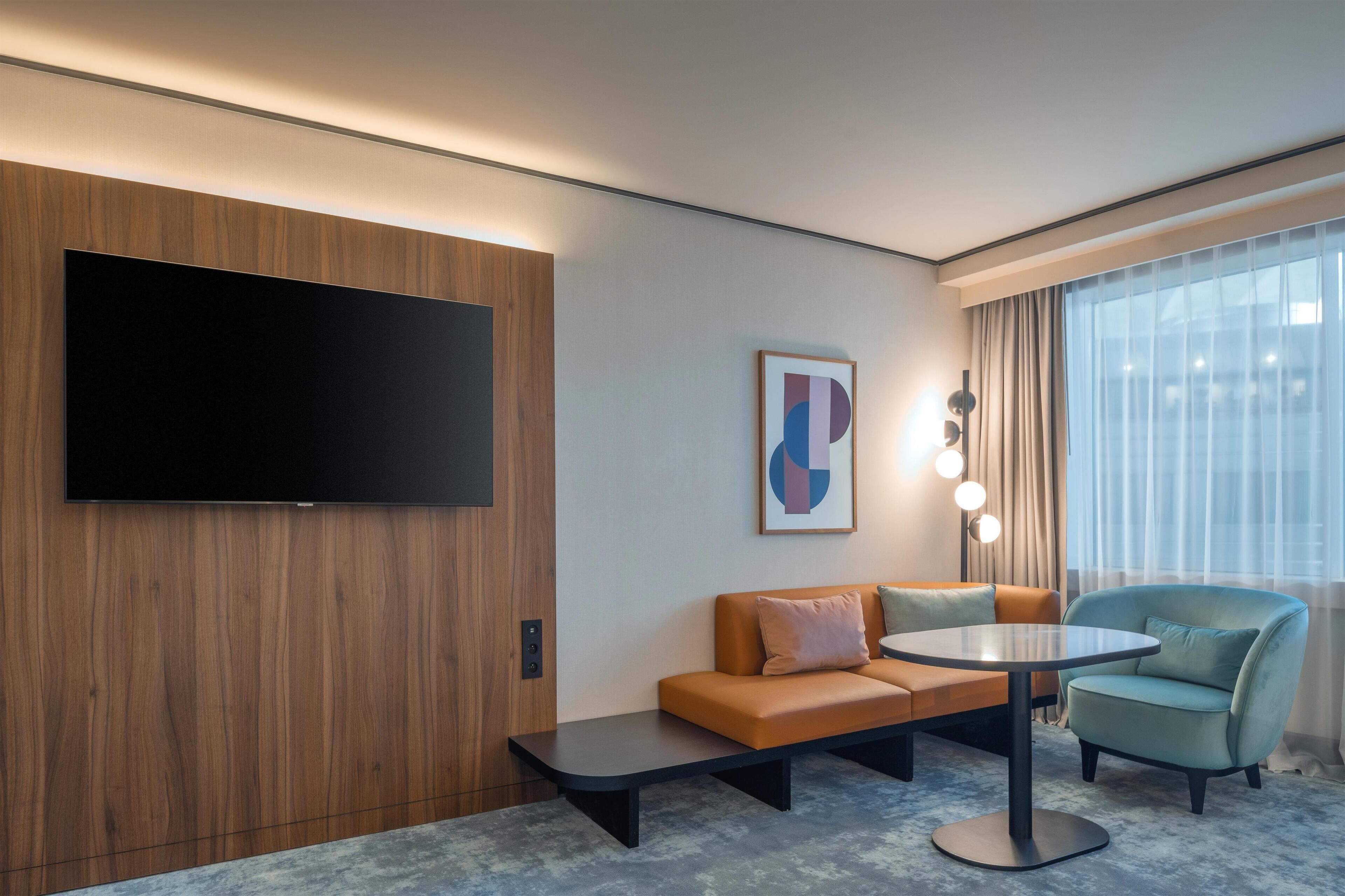 Flat-screen TV, pay films