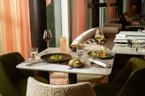 Breakfast, lunch and dinner served - Hilton Paris La Defense Hotel (Puteaux)