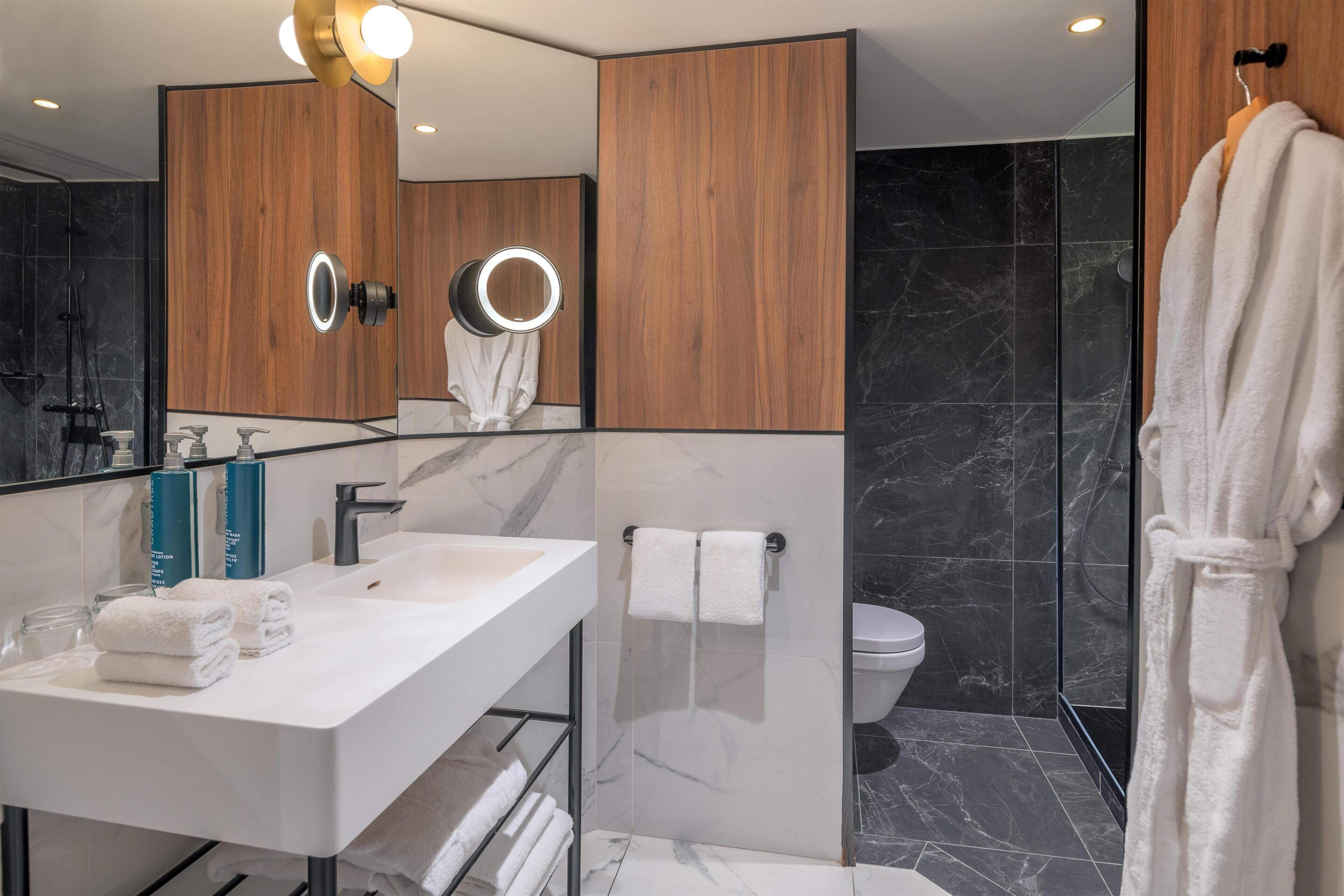 Badewanne, kostenlose Toilettenartikel, Haartrockner, Bademäntel