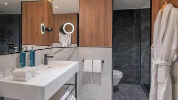 Badewanne, kostenlose Toilettenartikel, Haartrockner, Bademäntel