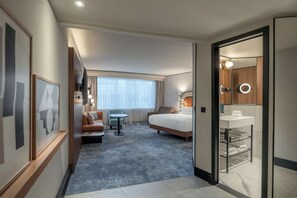 Junior suite, 1 kingsize bed | Een minibar, een kluis op de kamer, geluiddichte muren