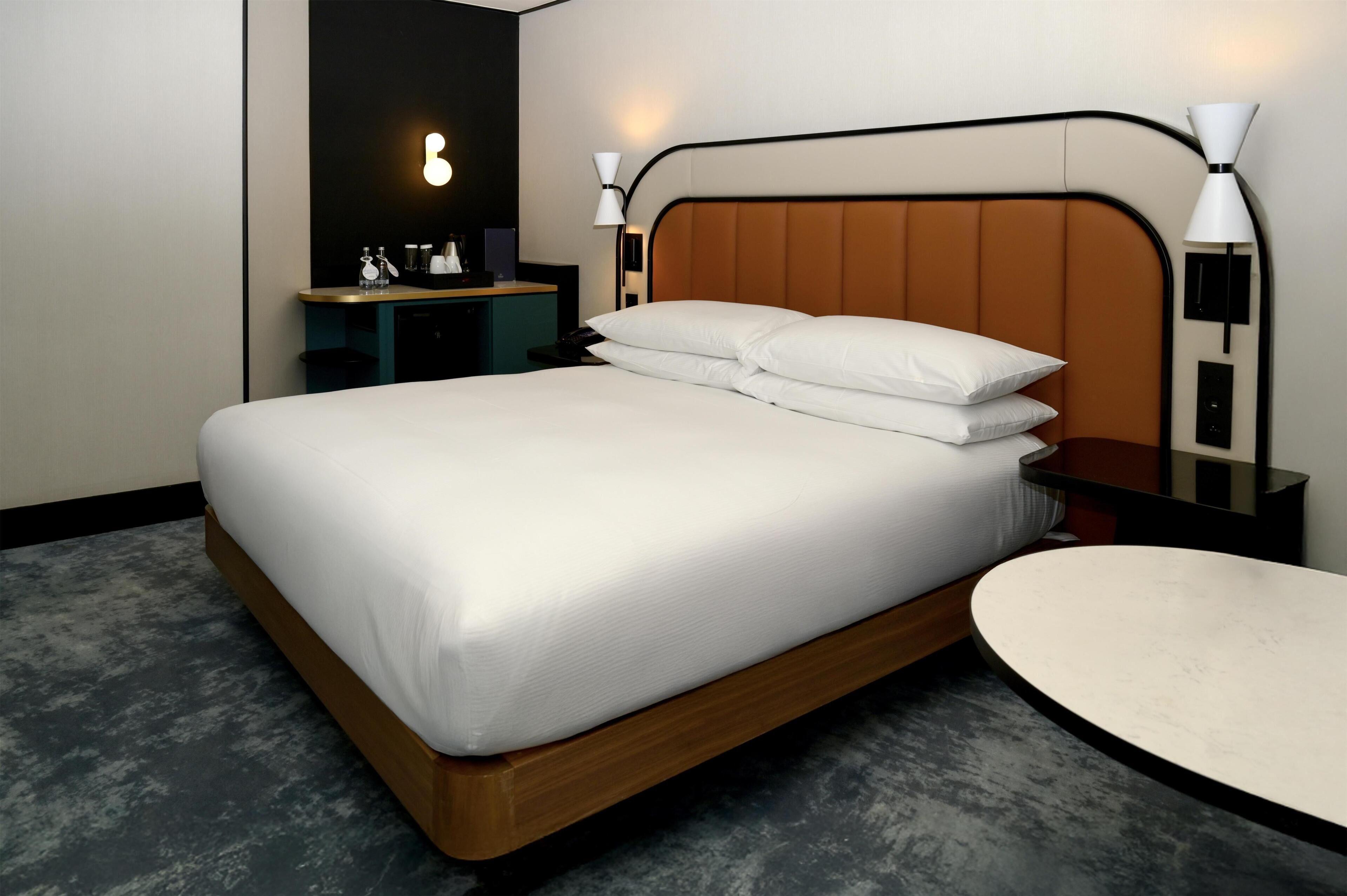 Room, 1 King Bed, Accessible | Minibar, in-room safe, desk, soundproofing