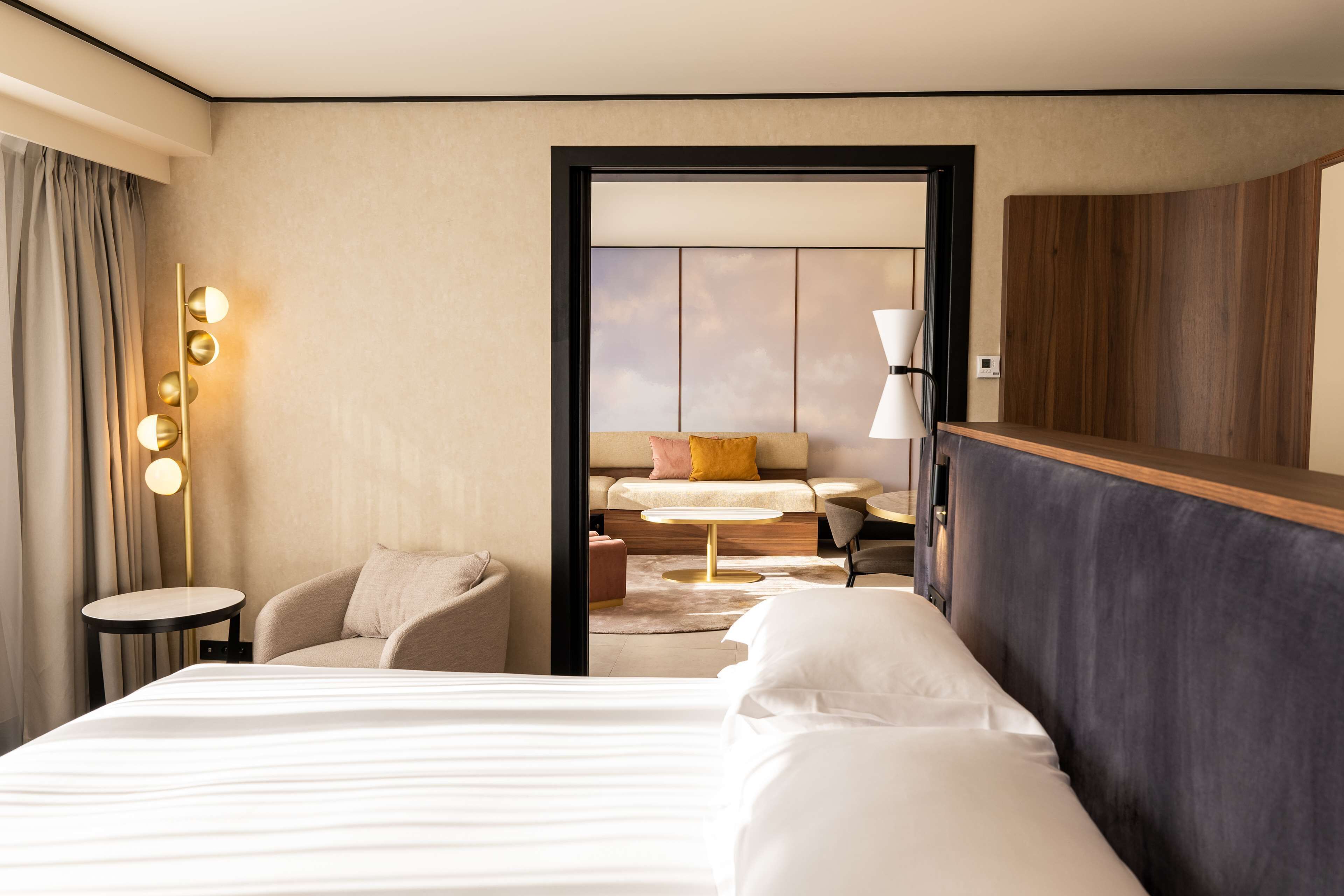 presidential suite | minibar, in-room safe, desk, soundproofing