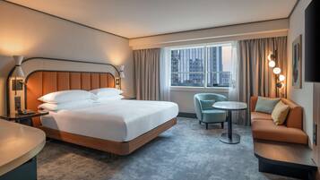 Een minibar, een kluis op de kamer, een bureau, geluiddichte muren