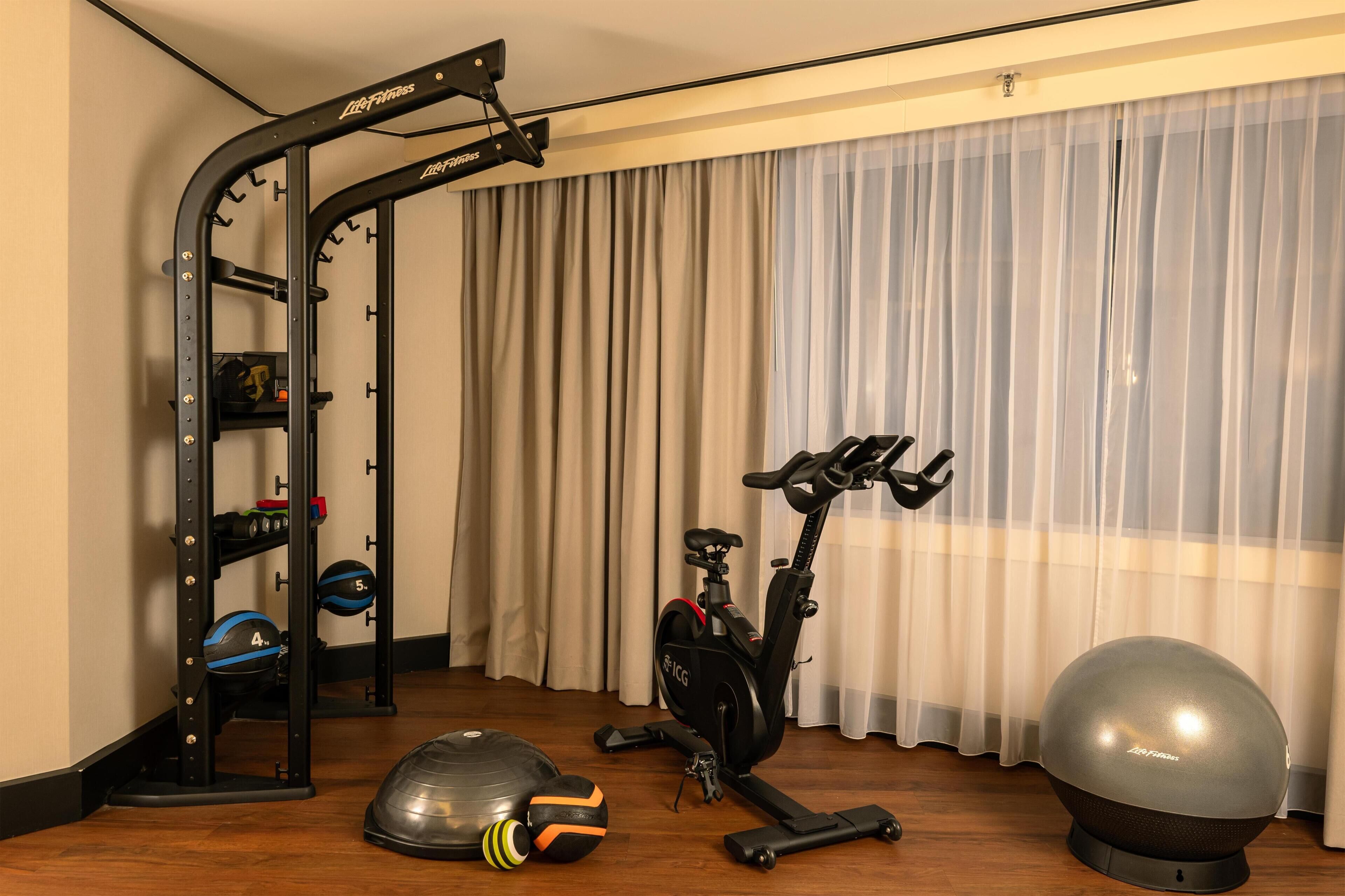 Room, 1 King Bed | Living area | Flat-screen TV, pay films