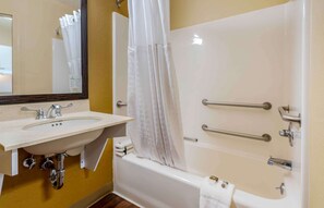 Combined shower/bathtub, free toiletries, hair dryer, towels