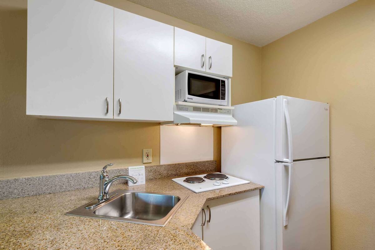 studio, 1 queen bed, non smoking | private kitchen | full-sized fridge, microwave, stovetop, coffee/tea maker