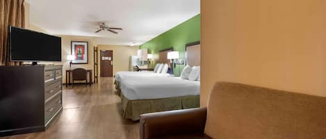 Escritorio, tabla de planchar con plancha, wifi gratis y ropa de cama