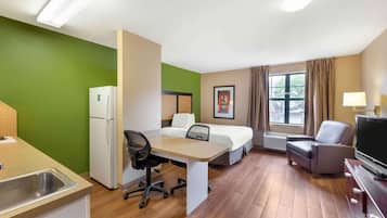 Estúdio, 1 cama Queen, para não fumantes | Escrivaninha, ferros/tábuas de passar roupa, Wi-Fi de cortesia