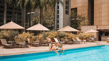 Una piscina techada, una piscina al aire libre