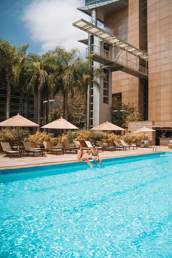 Una piscina cubierta, una piscina al aire libre