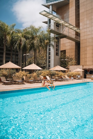 Piscine couverte, piscine extérieure