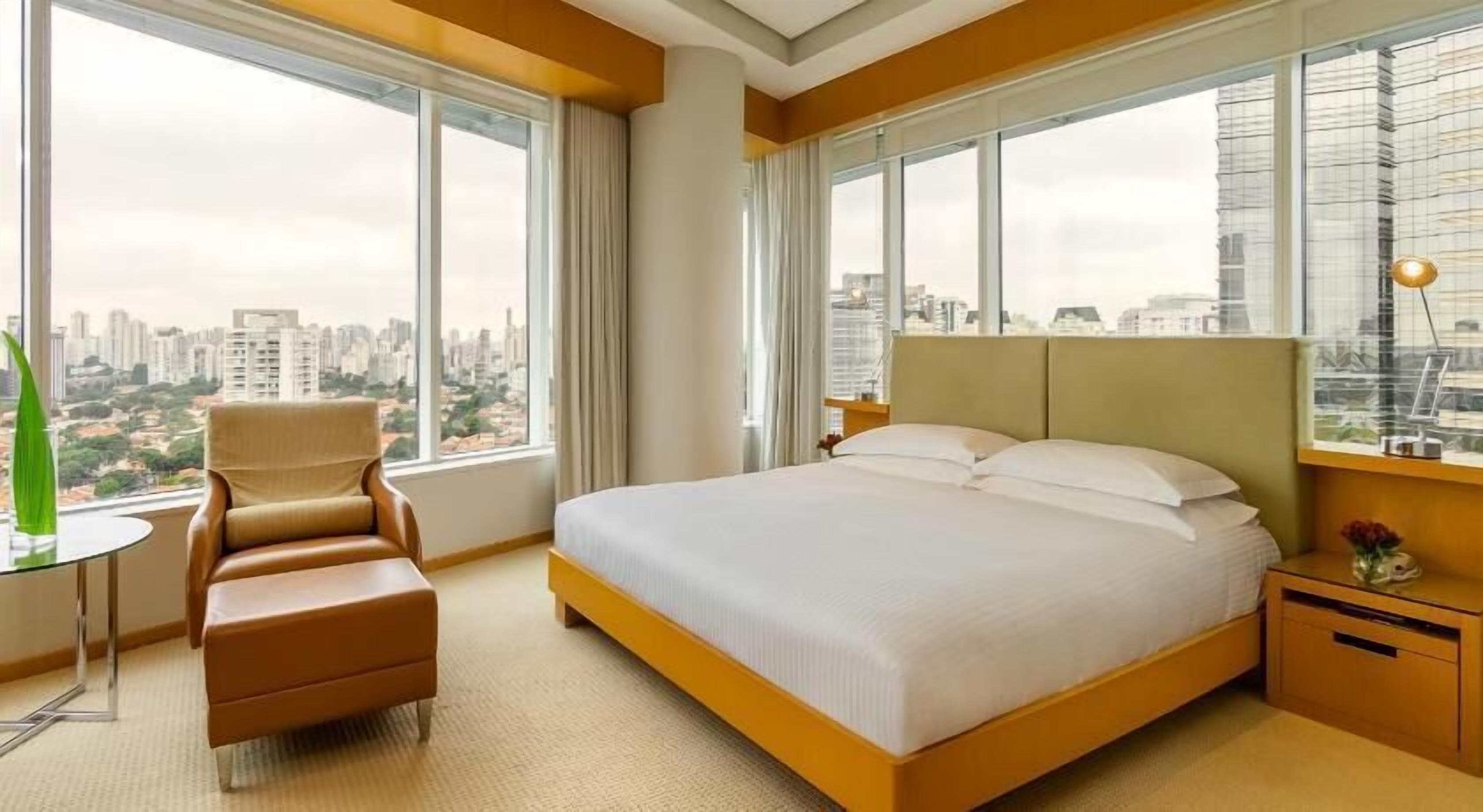 Egyptian cotton sheets, premium bedding, minibar, in-room safe