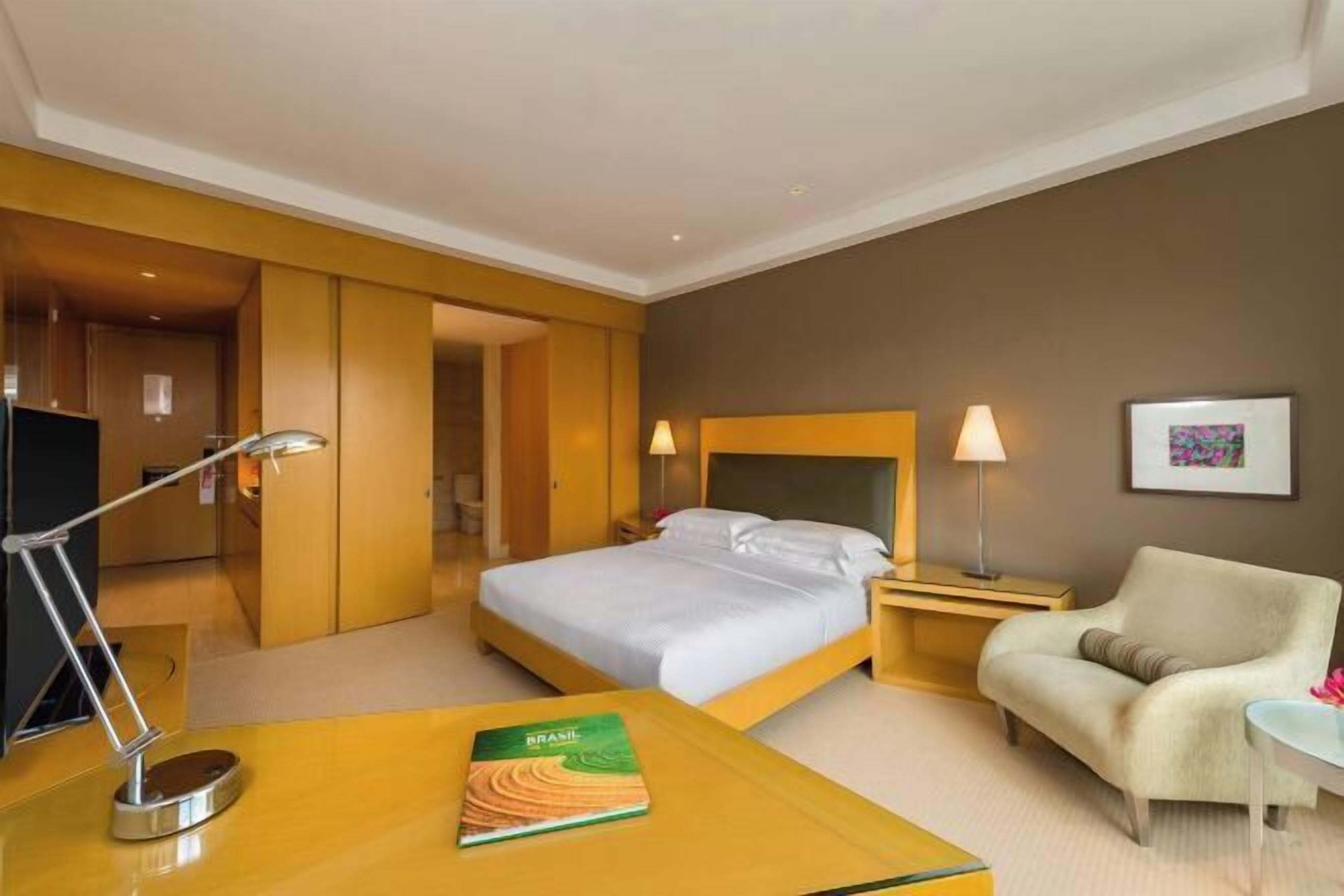 Egyptian cotton sheets, premium bedding, minibar, in-room safe