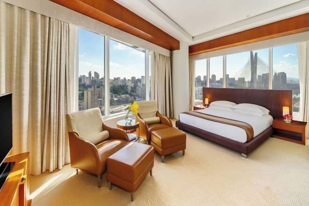 Egyptian cotton sheets, premium bedding, minibar, in-room safe