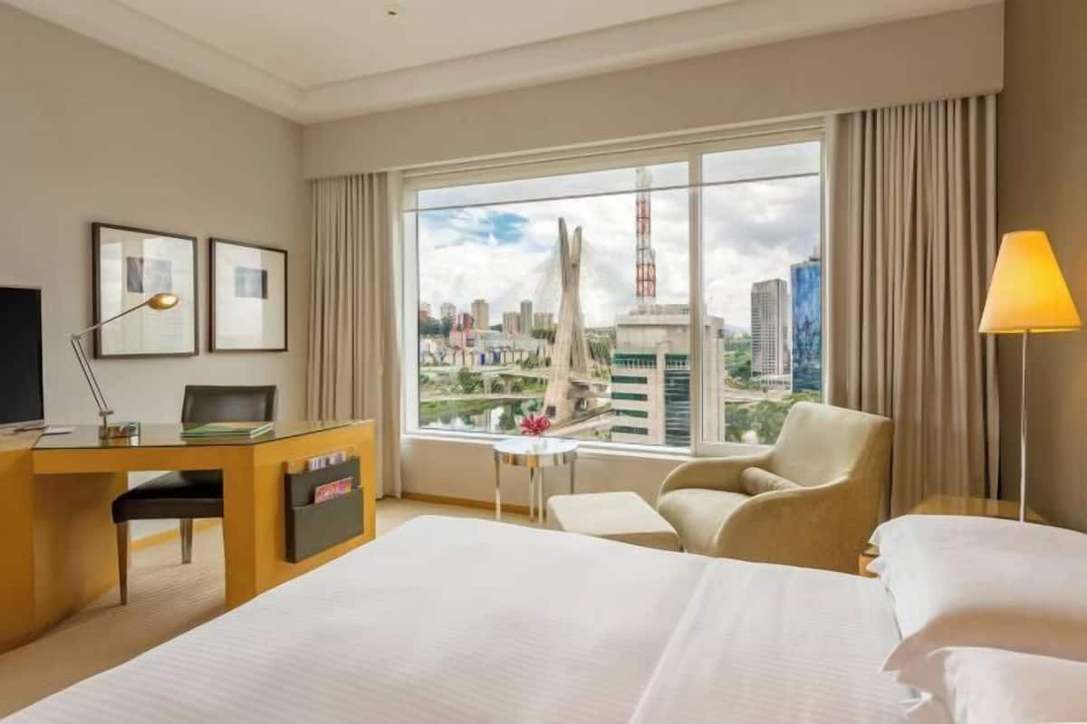 Egyptian cotton sheets, premium bedding, minibar, in-room safe