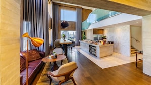 Um interior moderno com sofá, mesa de jantar e área de cozinha.