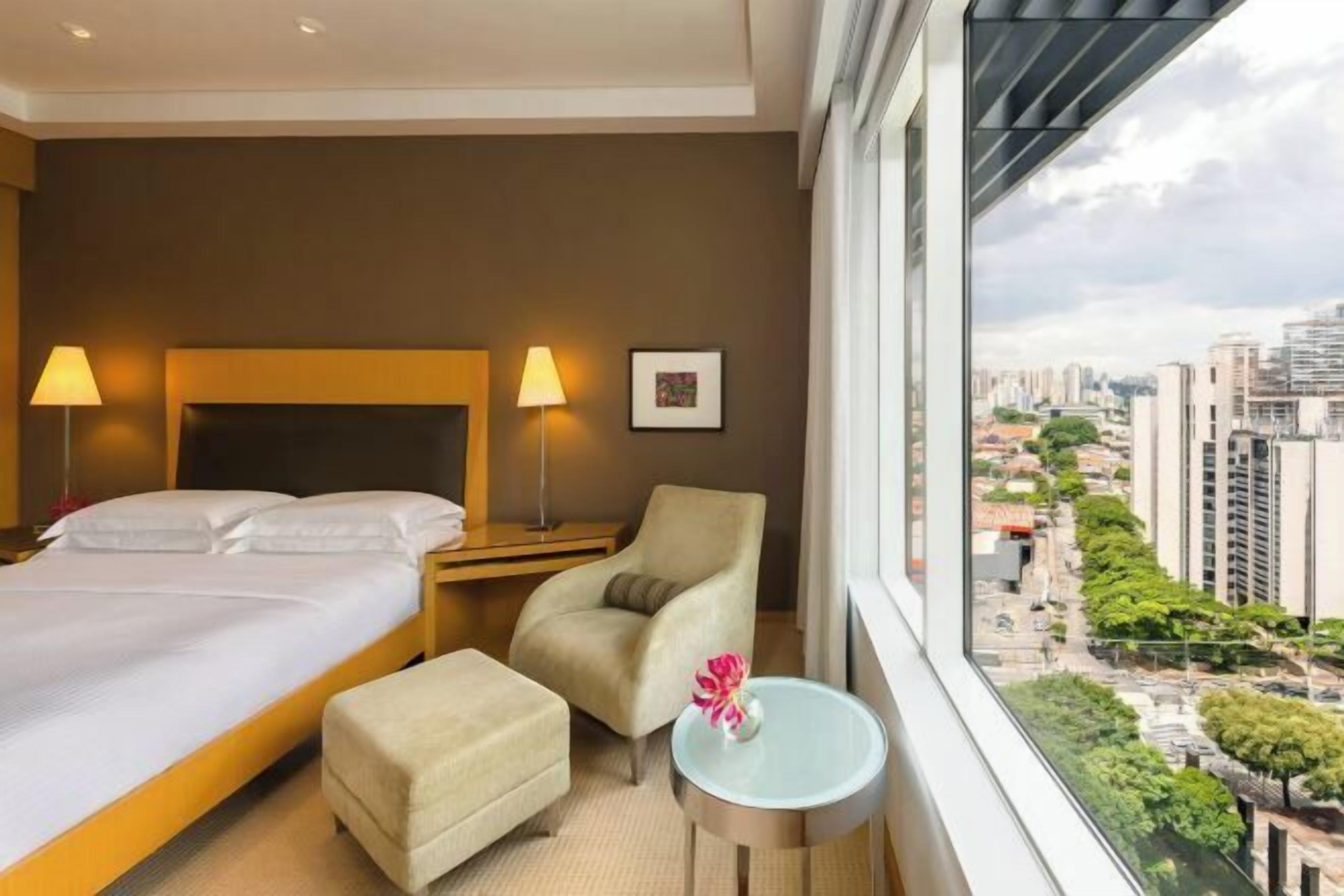 Egyptian cotton sheets, premium bedding, minibar, in-room safe