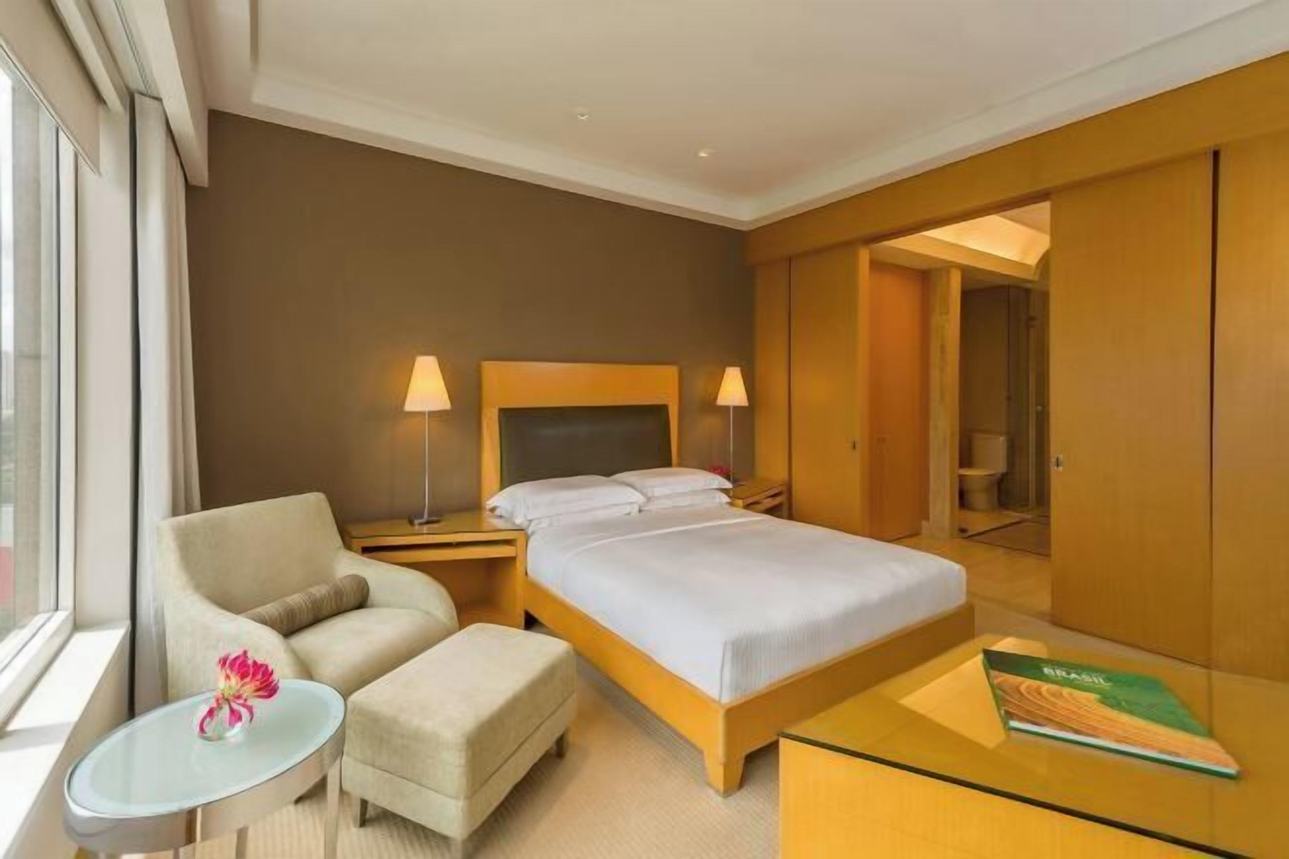 Egyptian cotton sheets, premium bedding, minibar, in-room safe