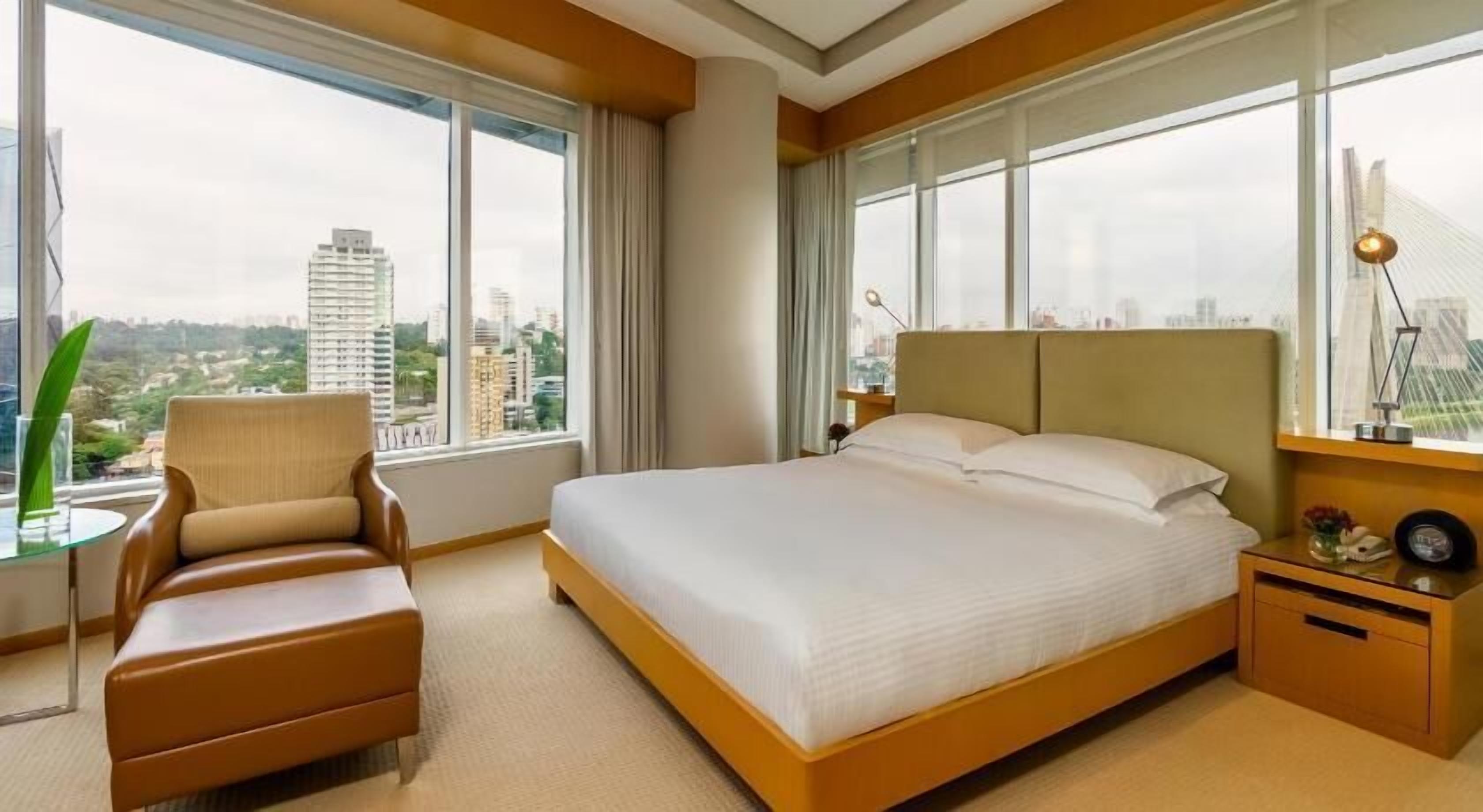 Egyptian cotton sheets, premium bedding, minibar, in-room safe