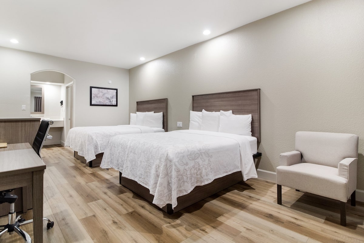 Escritorio, cortinas blackout y tabla de planchar con plancha