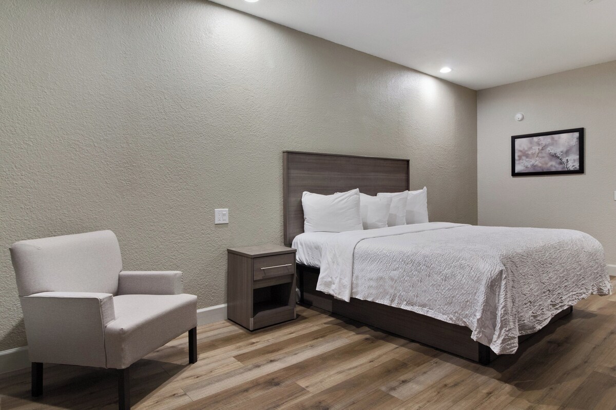 Superior Room, 1 King Bed, Accessible (Smoke Free) | Desk, blackout drapes, iron/ironing board, cribs (free)