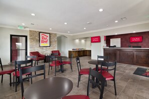 Breakfast area - Red Roof Inn PLUS+ Galveston - Beachfront (Galveston)