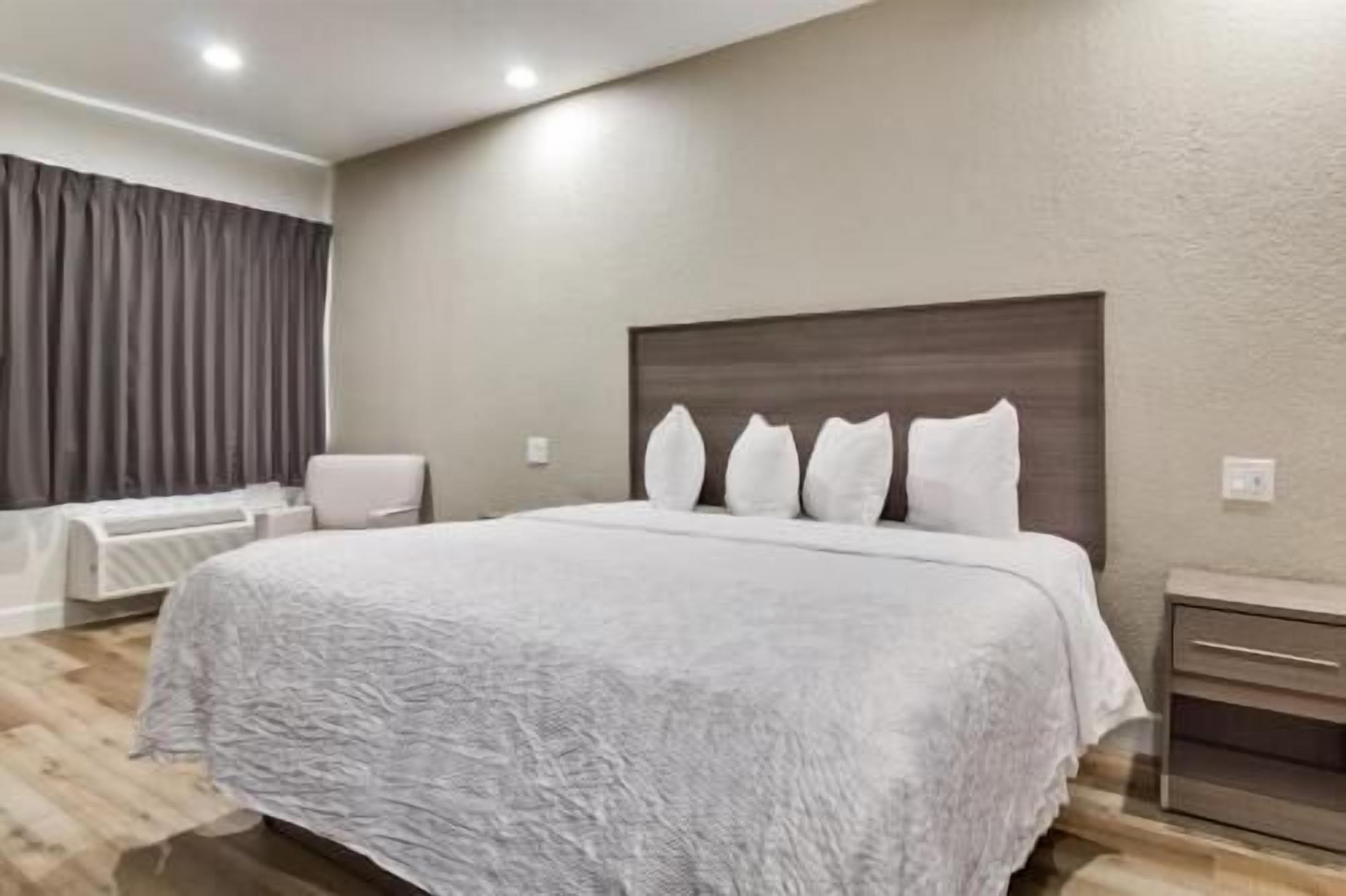 Escritorio, cortinas blackout y tabla de planchar con plancha 