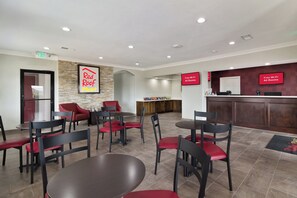 Breakfast area - Red Roof Inn PLUS+ Galveston - Beachfront (Galveston)