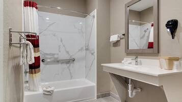 Tina con regadera, amenidades de baño gratuitas, secadora de cabello