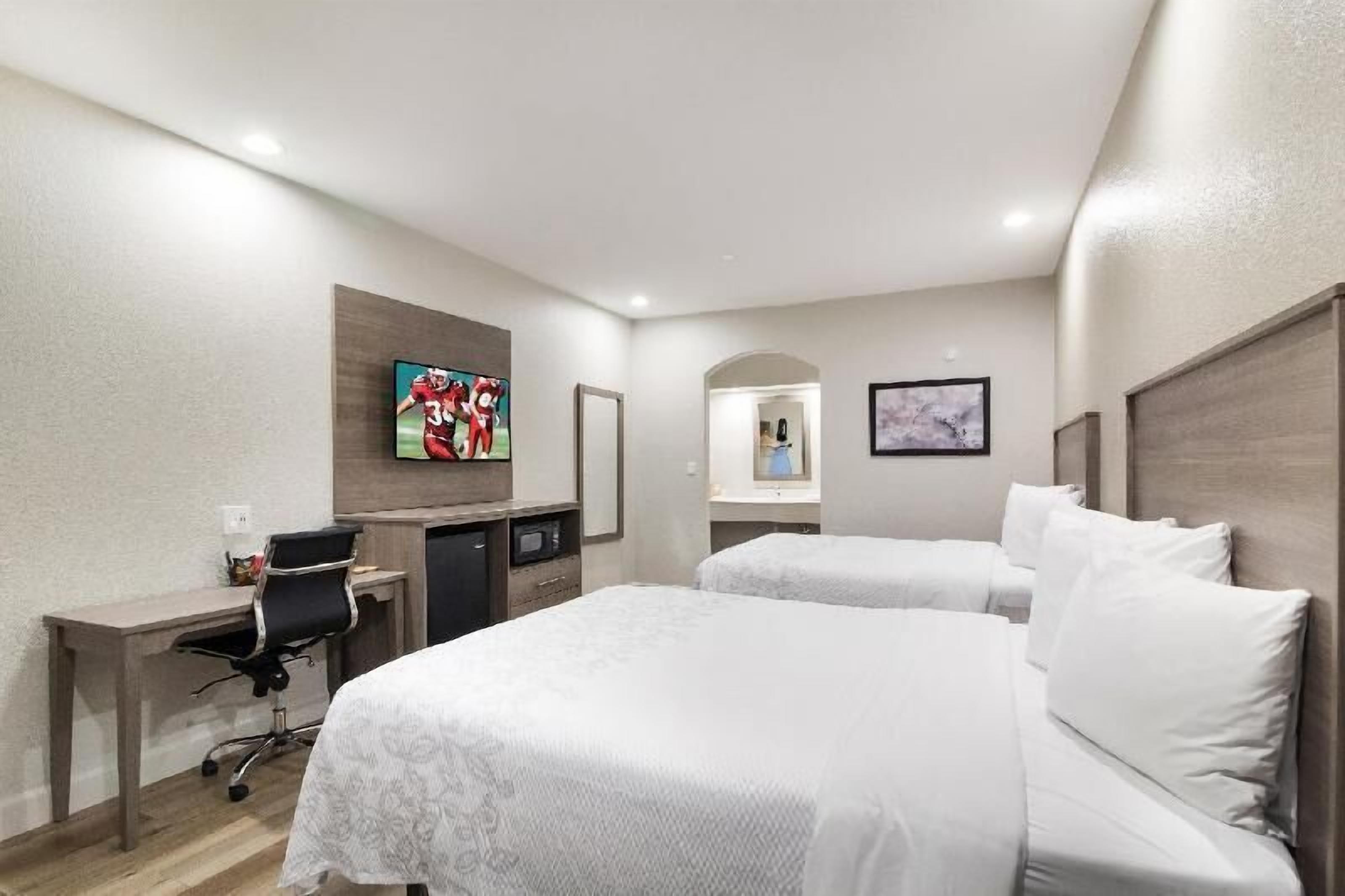 Escritorio, cortinas blackout y tabla de planchar con plancha 