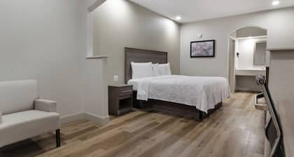 Red Roof Inn PLUS+ Galveston - Beachfront