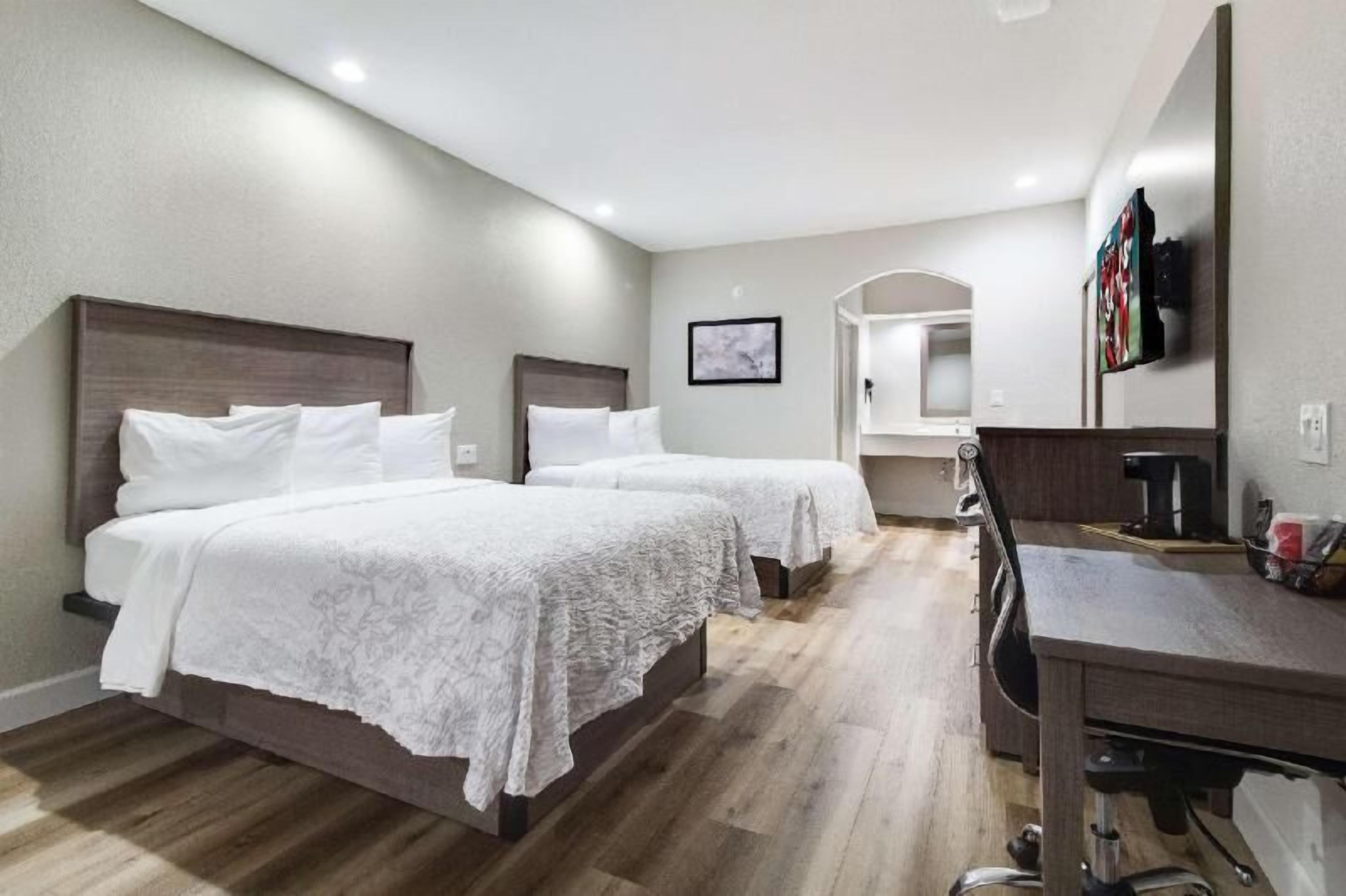 Escritorio, cortinas blackout y tabla de planchar con plancha 