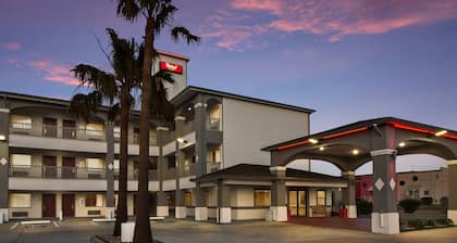 Red Roof Inn Plus+ Galveston - Beachfront