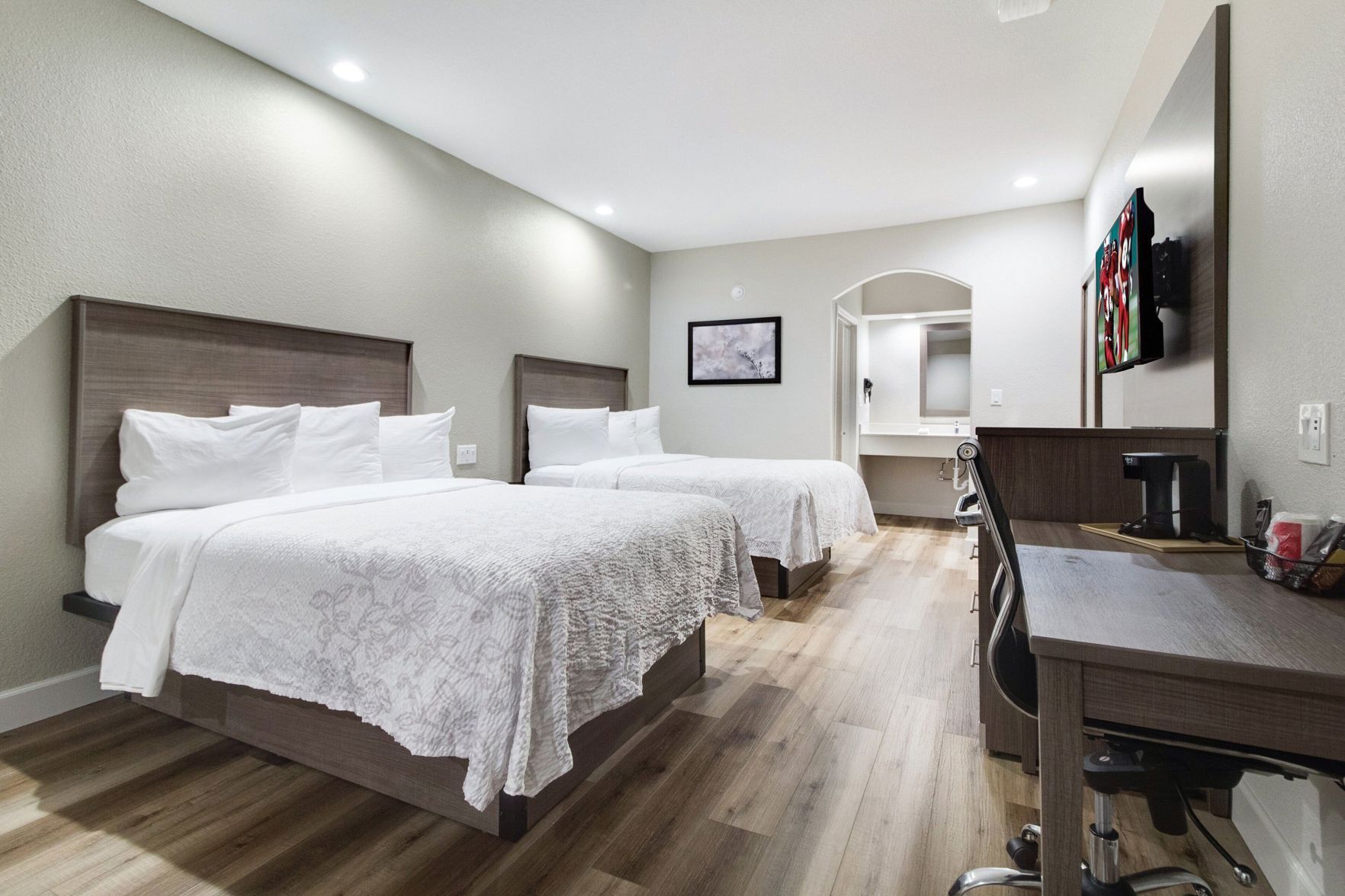 Escritorio, cortinas blackout y tabla de planchar con plancha 