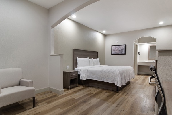 Habitación Premium, 1 cama King size (Upgraded Bedding & Snack, Smoke Free) | Escritorio, cortinas blackout y tabla de planchar con plancha