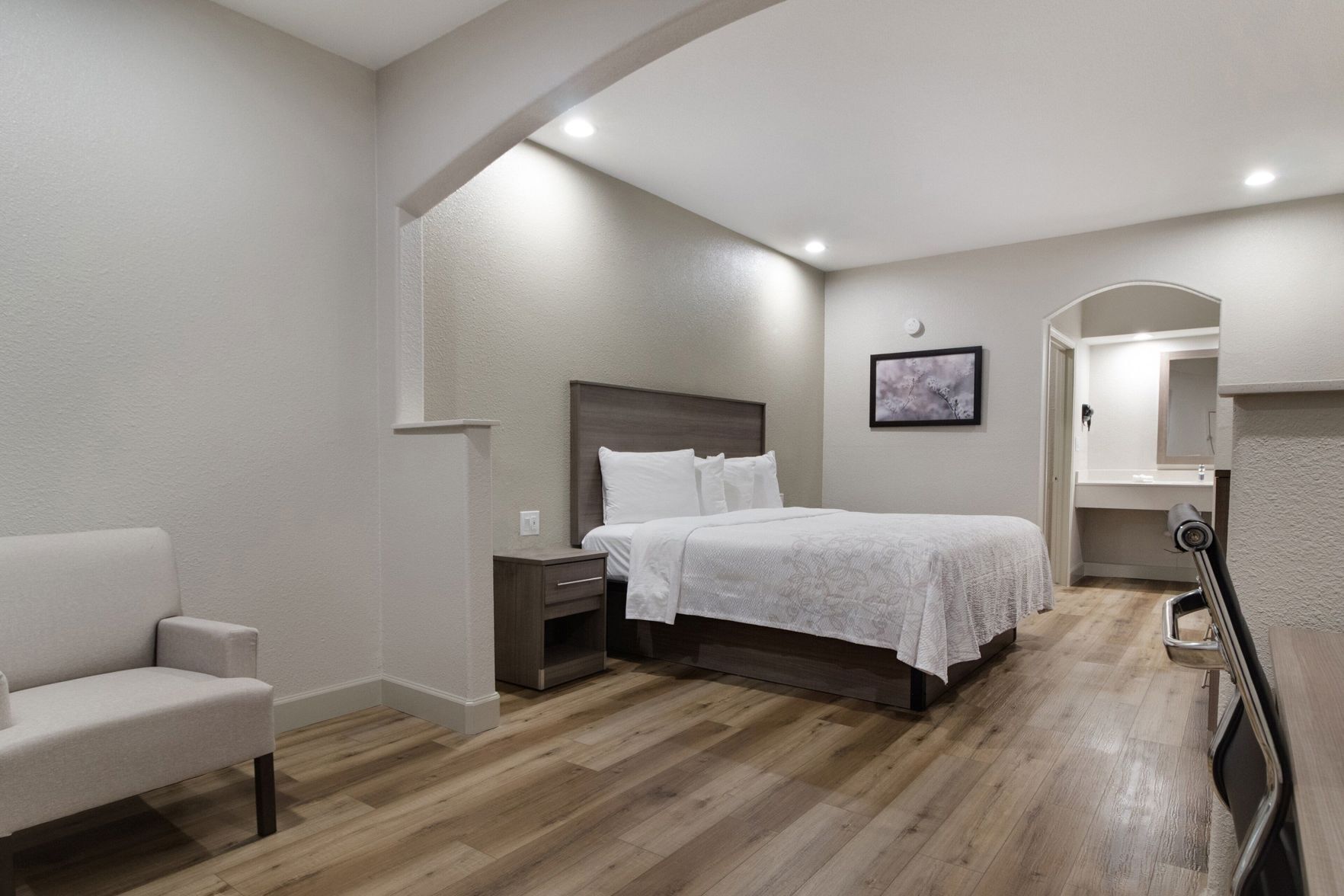 Escritorio, cortinas blackout y tabla de planchar con plancha 