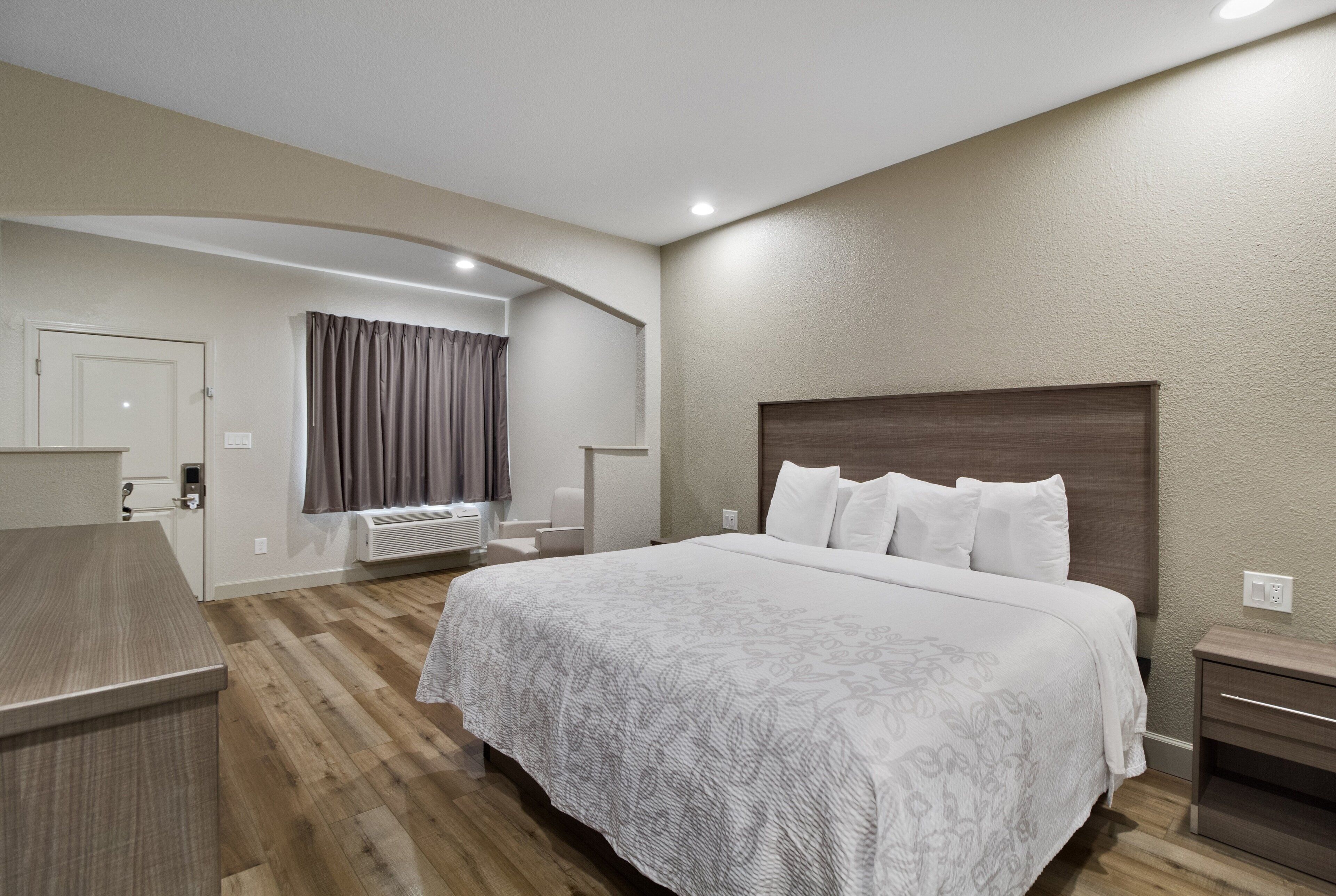 Habitación Premium, 1 cama de matrimonio grande (Upgraded Bedding & Snack, Smoke Free) | Escritorio, cortinas opacas, tabla de planchar con plancha