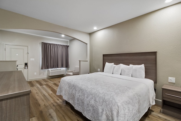 Habitación Premium, 1 cama de matrimonio grande (Upgraded Bedding & Snack, Smoke Free) | Escritorio, cortinas opacas, tabla de planchar con plancha