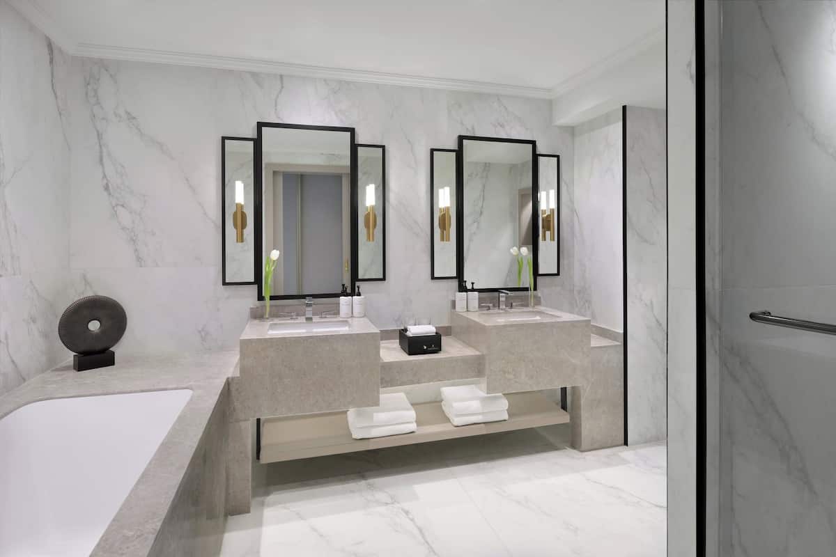 Presidential Suite | Bathroom | Free toiletries, hair dryer, bathrobes, bidet