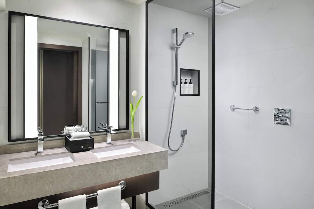 Junior Suite | 1 bedroom, premium bedding, down duvets, memory-foam beds