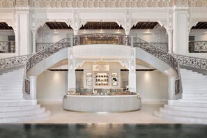 4 间餐厅，供应早餐、午餐和晚餐，地中海菜